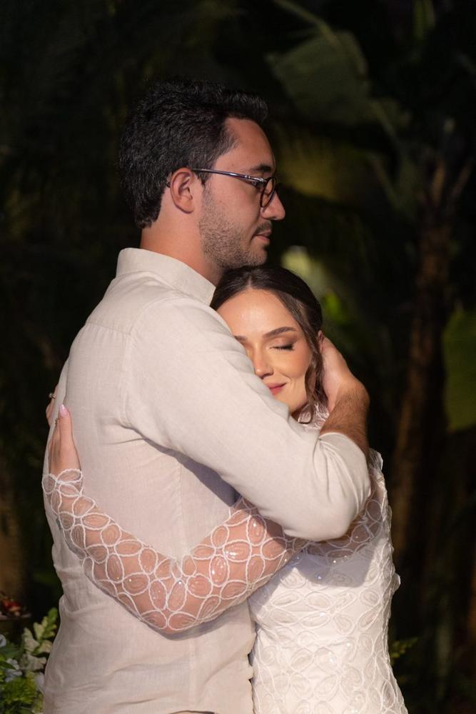 Guilherme abraçando Rafaella no noivado