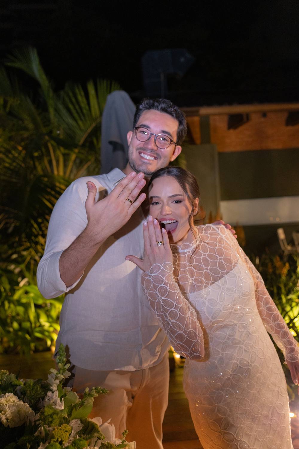 Rafaella e Guilherme mostrando as alianças