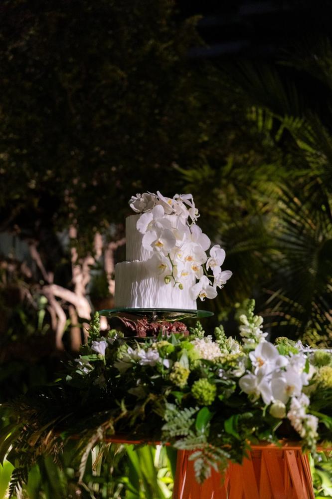 O bolo do noivado com orquídeas brancas