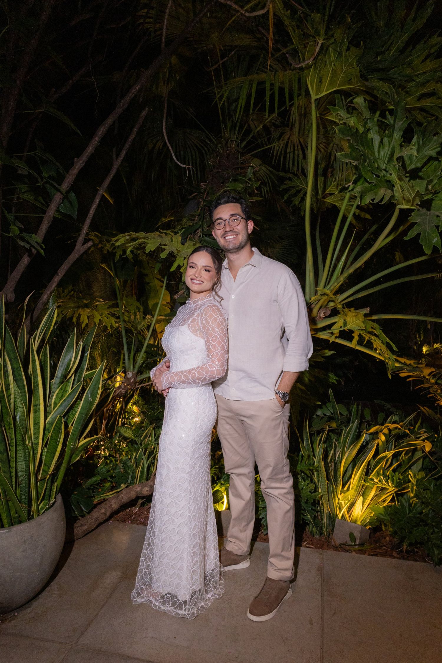 Rafaella e Guilherme no jardim do noivado